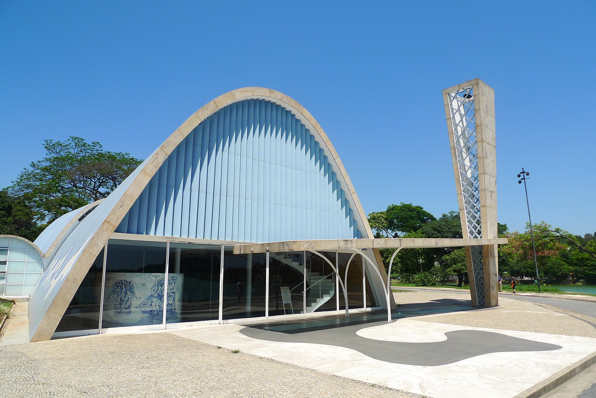 Igreja da Pampulha, em Belo Horizonte: abóbadas de concreto e painel de azulejos na fachada