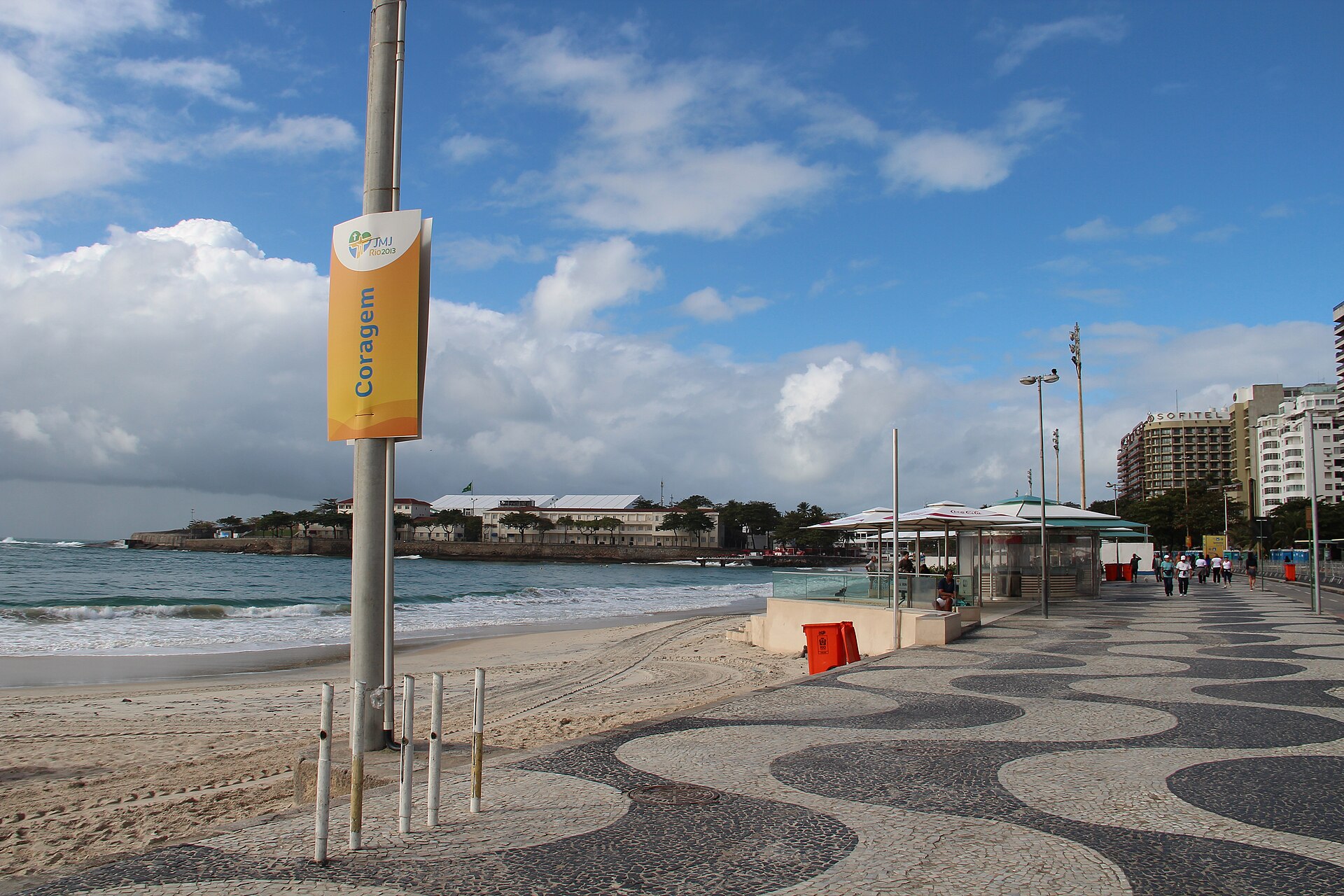O desenho de ondas em pedra portuguesa do calçadão de Copacabana