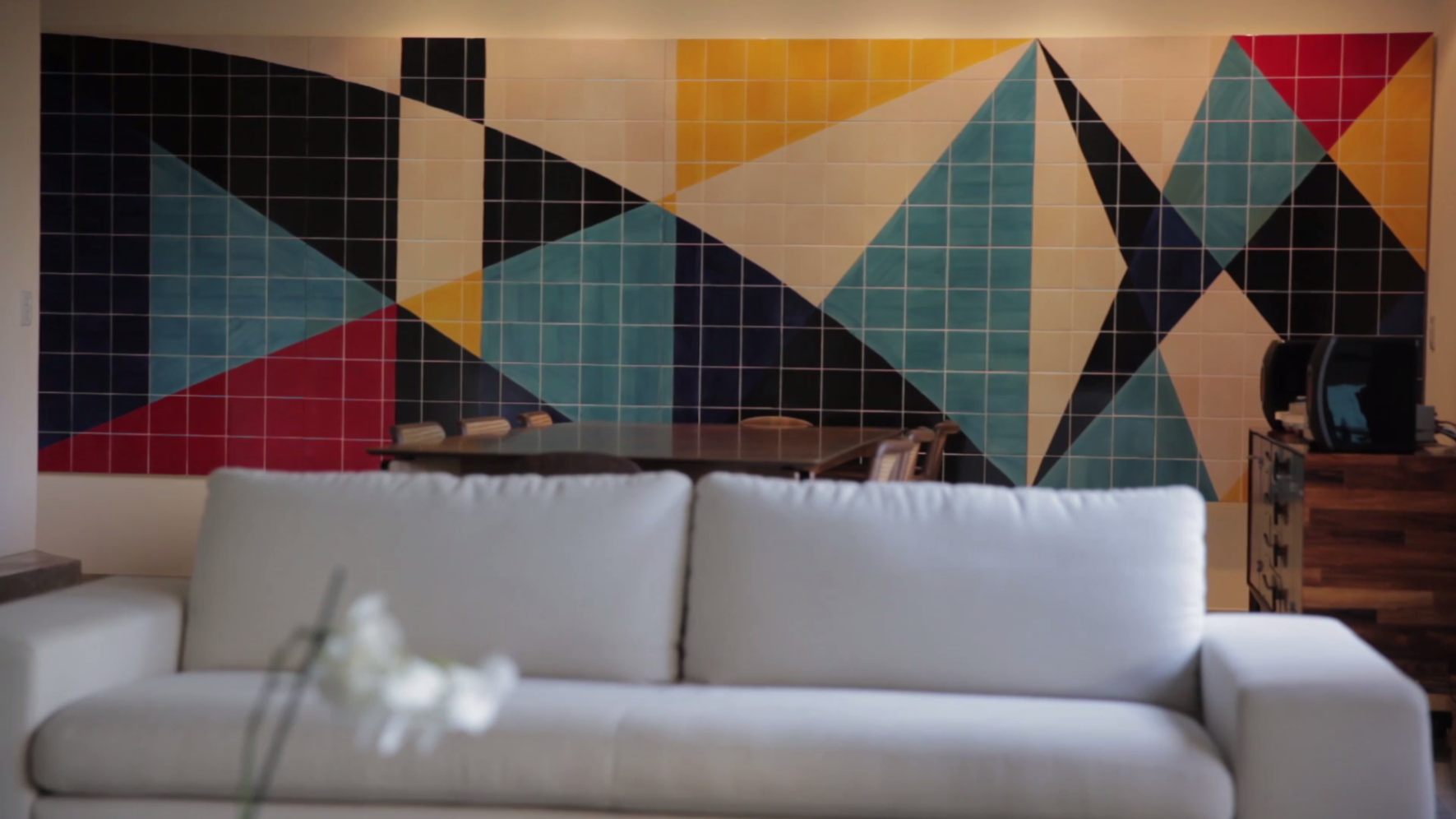 Painel de azulejos geométrico em cores chapadas numa residência de Belo Horizonte