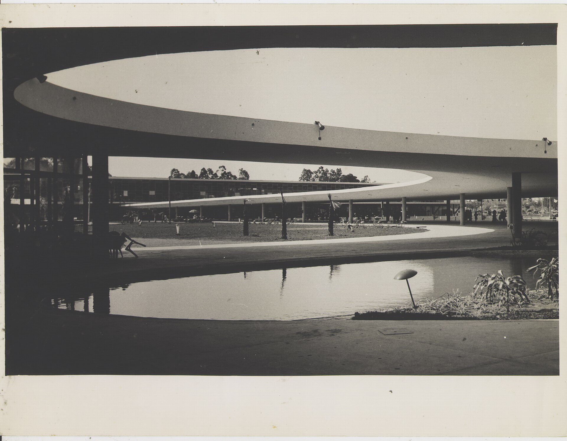 Marquise do Parque Ibirapuera em fotografia de época, a laje curva sobre o espelho d'água